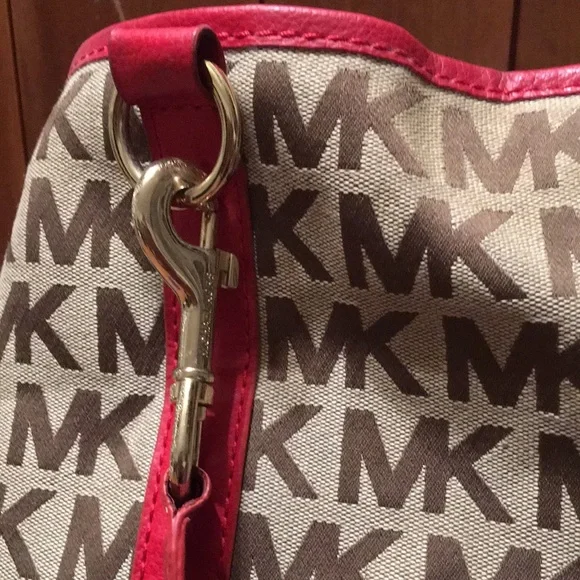 Michael Kors Cream and Red Tote with Elegant Design - Picture 12 of 16